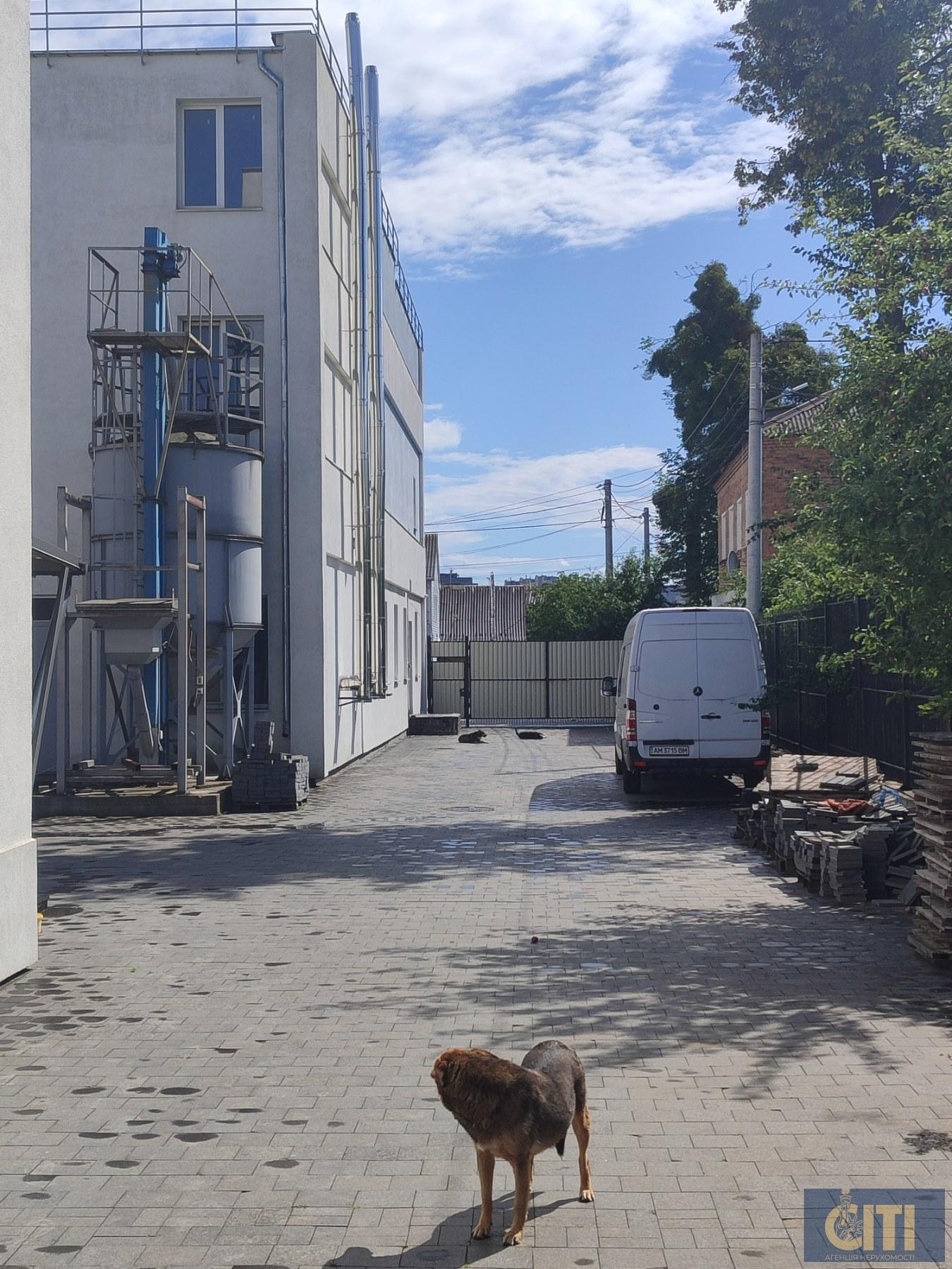Триповерховий офісно-спортивний комплекс, 6000 m²
