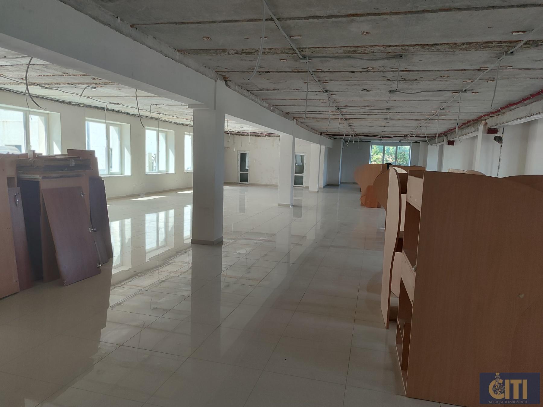 Триповерховий офісно-спортивний комплекс, 6000 m²