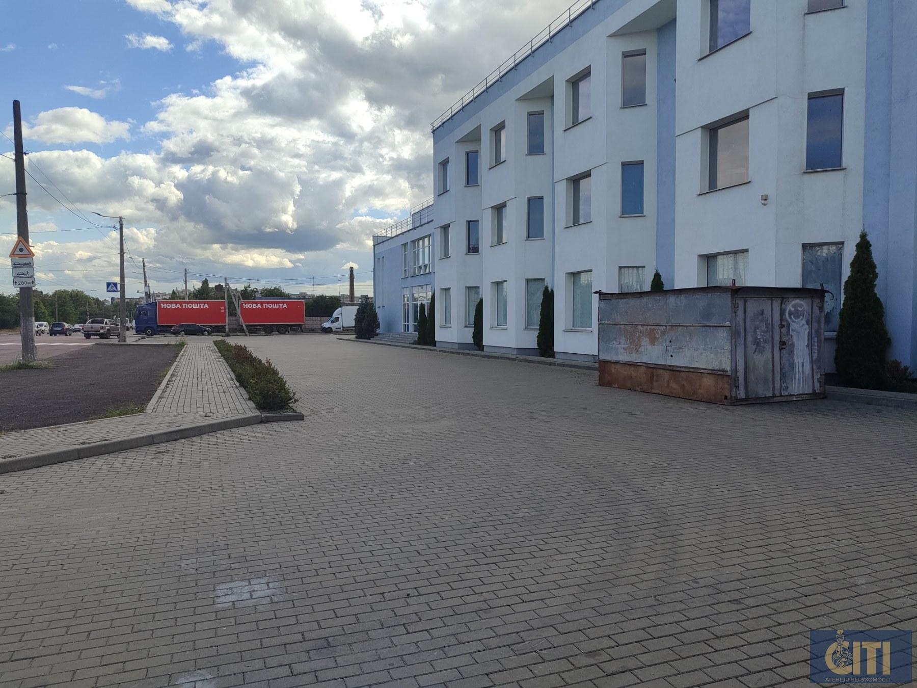 Триповерховий офісно-спортивний комплекс, 6000 m²