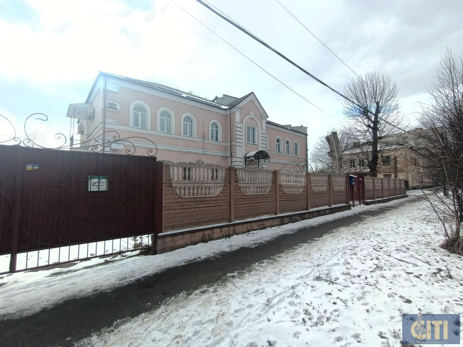 Оренда двоповерхового окремо розташованого приміщення 424 кв. м. в центрі