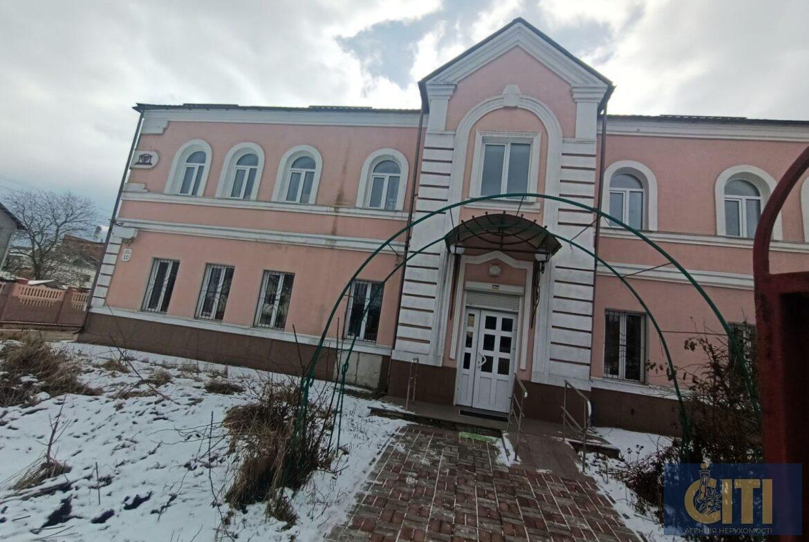 Оренда двоповерхового окремо розташованого приміщення 424 кв. м. в центрі