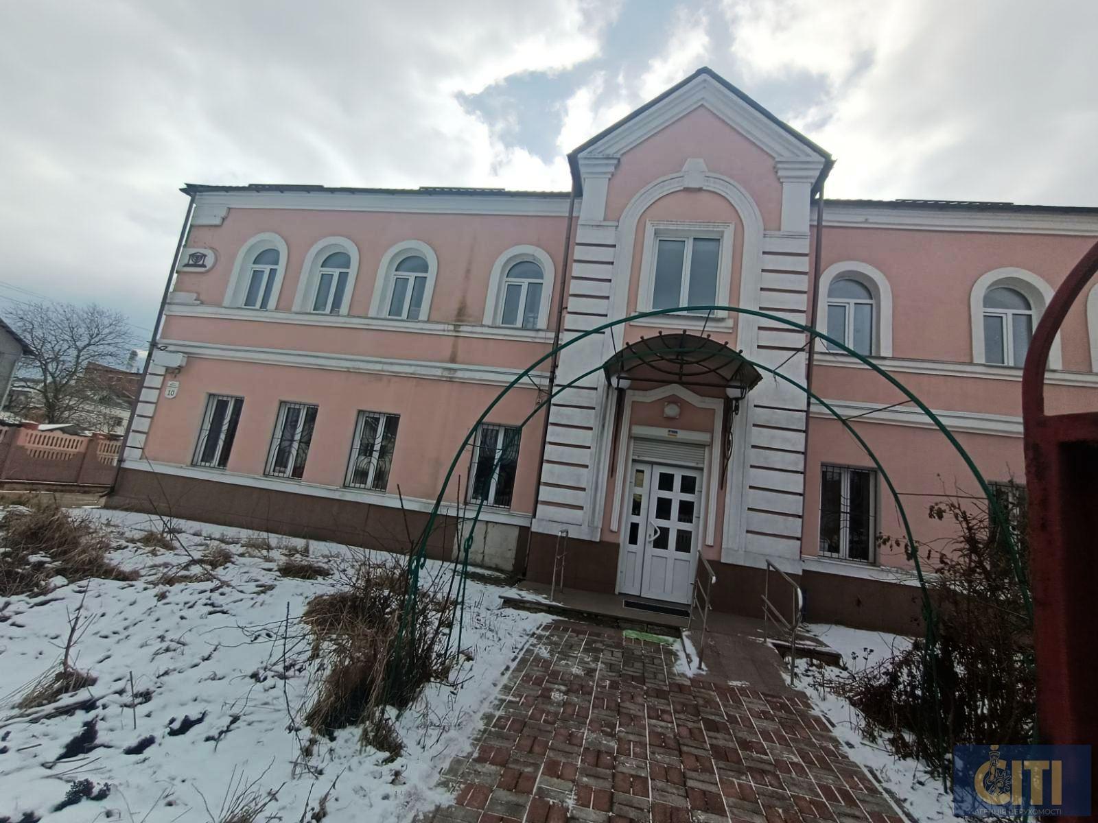 Оренда двоповерхового окремо розташованого приміщення 424 кв. м. в центрі