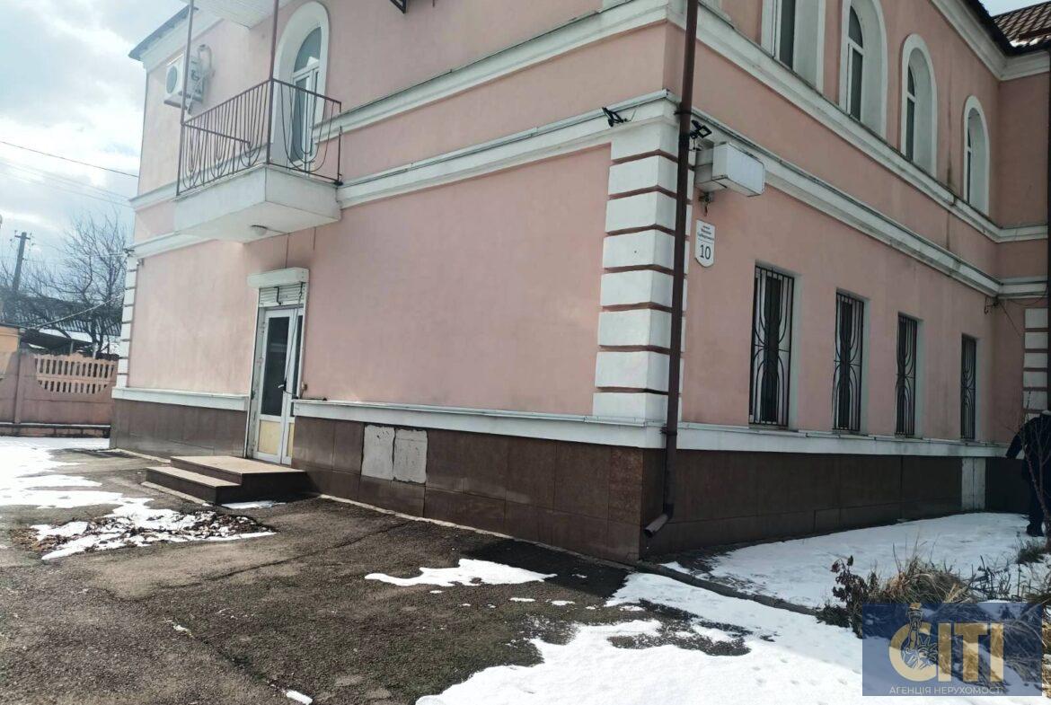 Оренда двоповерхового окремо розташованого приміщення 424 кв. м. в центрі