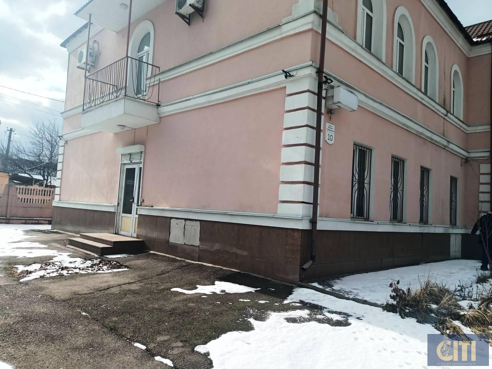 Оренда двоповерхового окремо розташованого приміщення 424 кв. м. в центрі
