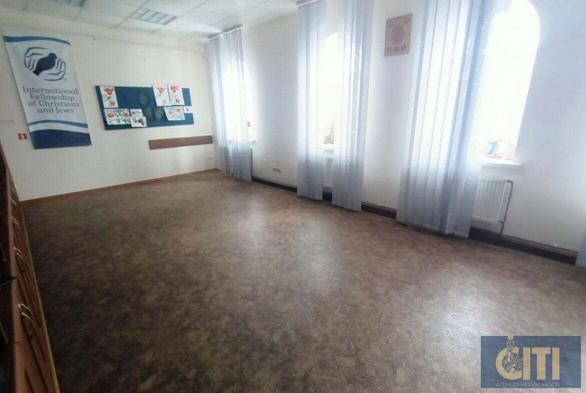 Оренда двоповерхового окремо розташованого приміщення 424 кв. м. в центрі