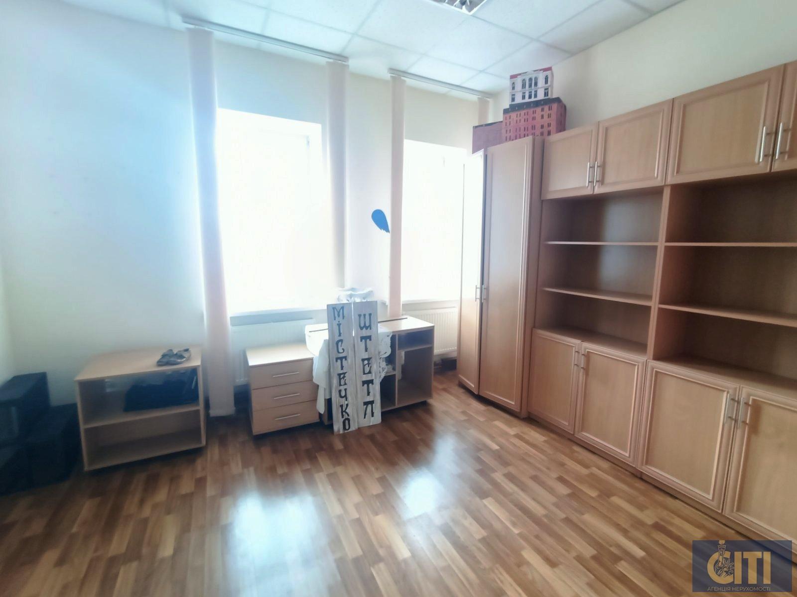 Оренда двоповерхового окремо розташованого приміщення 424 кв. м. в центрі