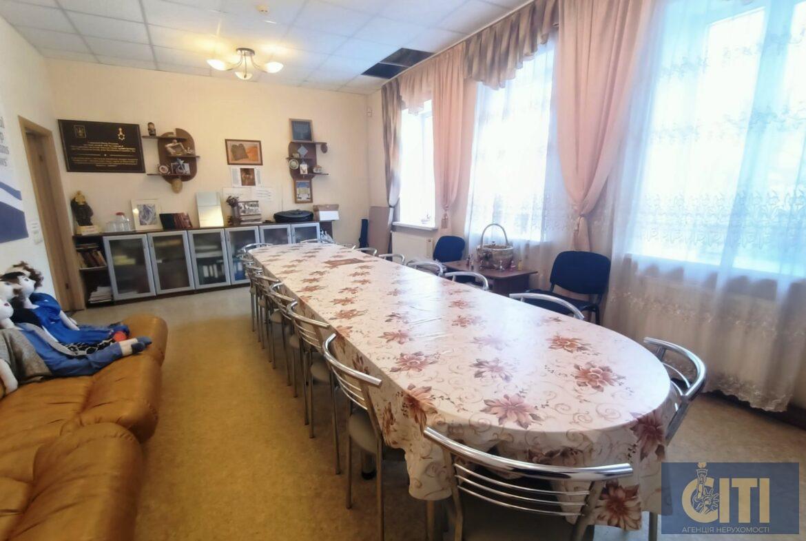 Оренда двоповерхового окремо розташованого приміщення 424 кв. м. в центрі