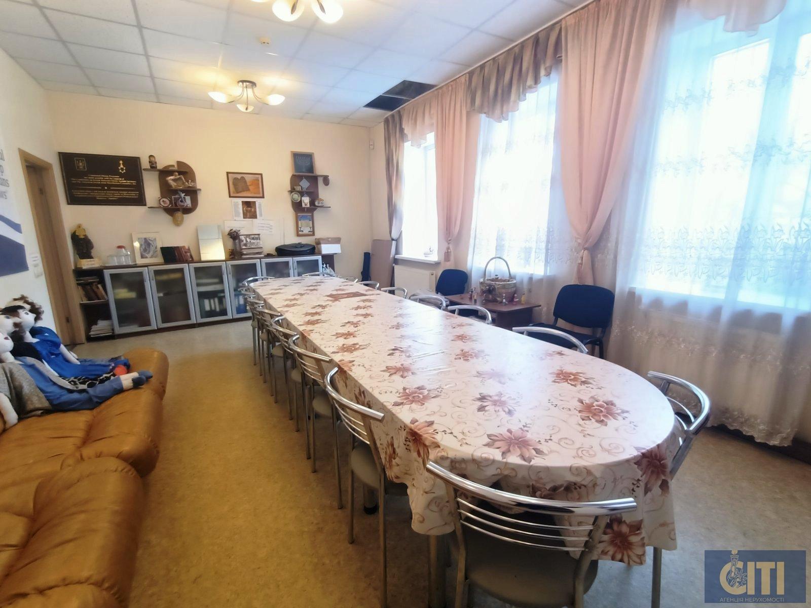 Оренда двоповерхового окремо розташованого приміщення 424 кв. м. в центрі